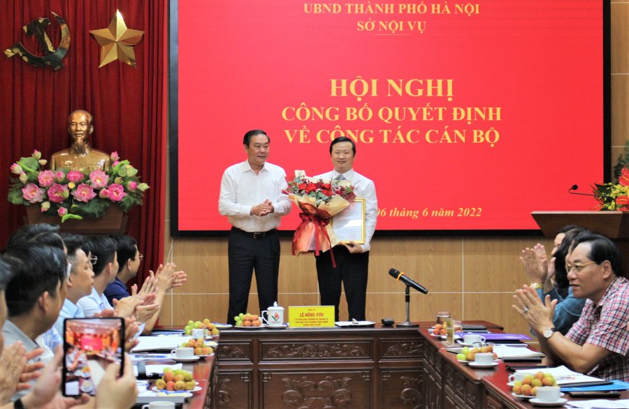 Phó Chủ tịch Thường trực UBND TP Lê Hồng Sơn trao Quyết định và chúc mừng ông Mai Xuân Trường. 