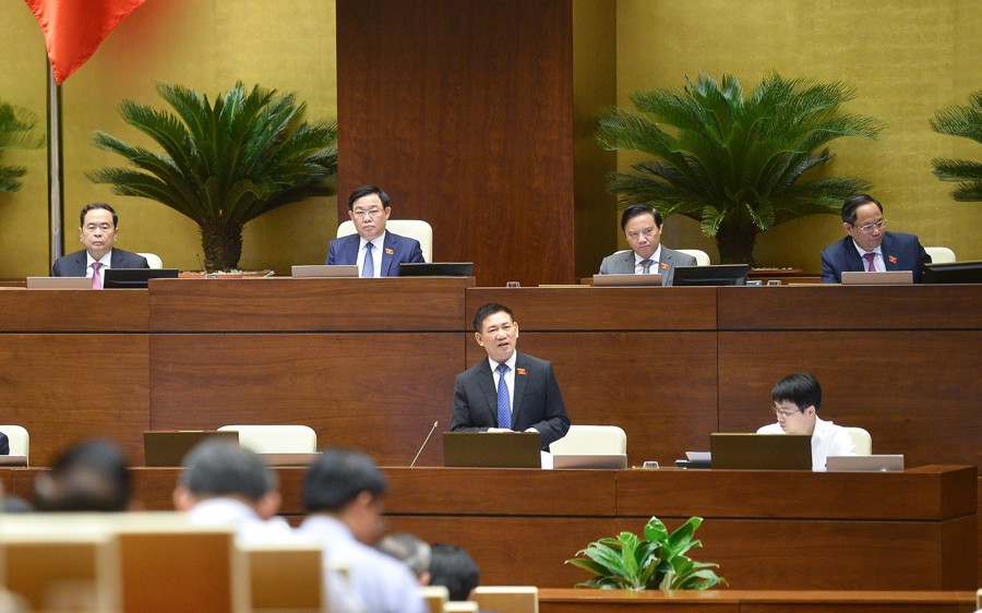 Bộ trưởng Bộ Tài chính Hồ Đức Phớc trả lời chất vấn đại biểu Quốc hội. Ảnh:Quochoi.vn
