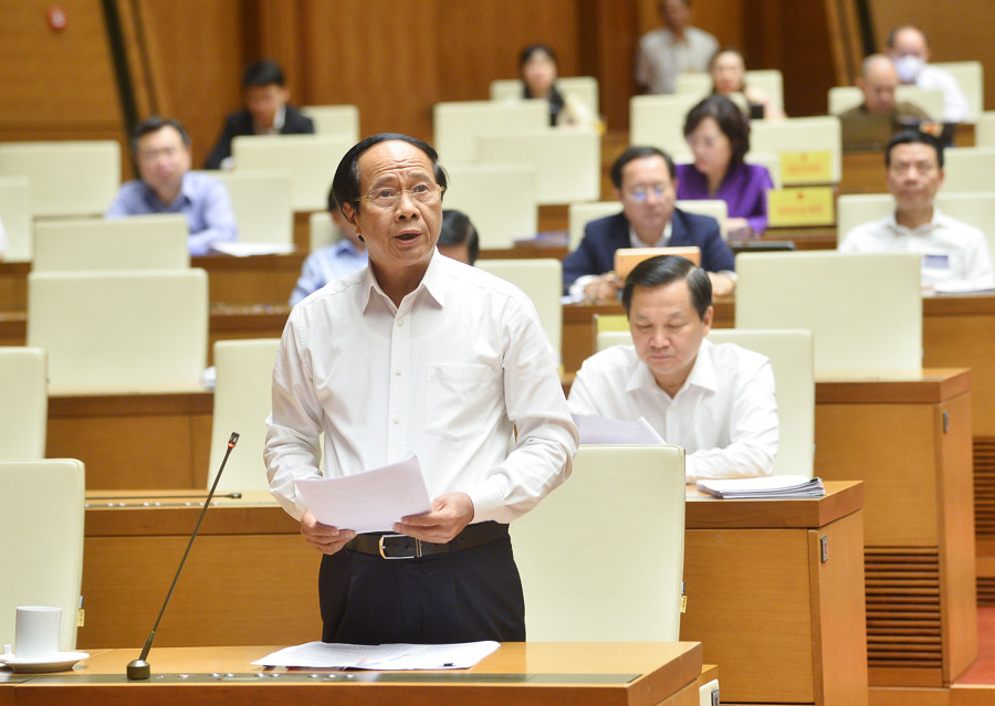 Phó Thủ tướng Lê Văn Thành báo cáo một số vấn đề đại biểu Quốc hội quan tâm. Ảnh: Quochoi.vn