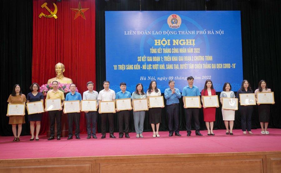 Các tập thể có thành tích xuất sắc trong tổ chức các hoạt động “Tháng Công nhân” năm 2022 nhận Bằng khen của LĐLĐ TP Hà Nội.