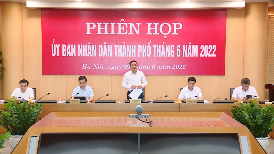 Phó Chủ tịch Thường trực phụ trách điều hành UBND TP Hà Nội Lê Hồng Sơn chủ trì phiên họp. 