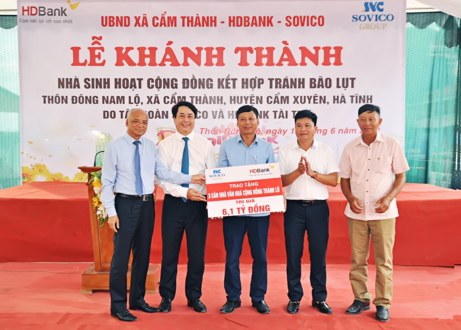Đại diện lãnh đạo Sovico, HDBank trao tặng nhà cộng đồng cho đại diện lãnh đạo địa phương Cẩm Xuyên – Hà Tĩnh 