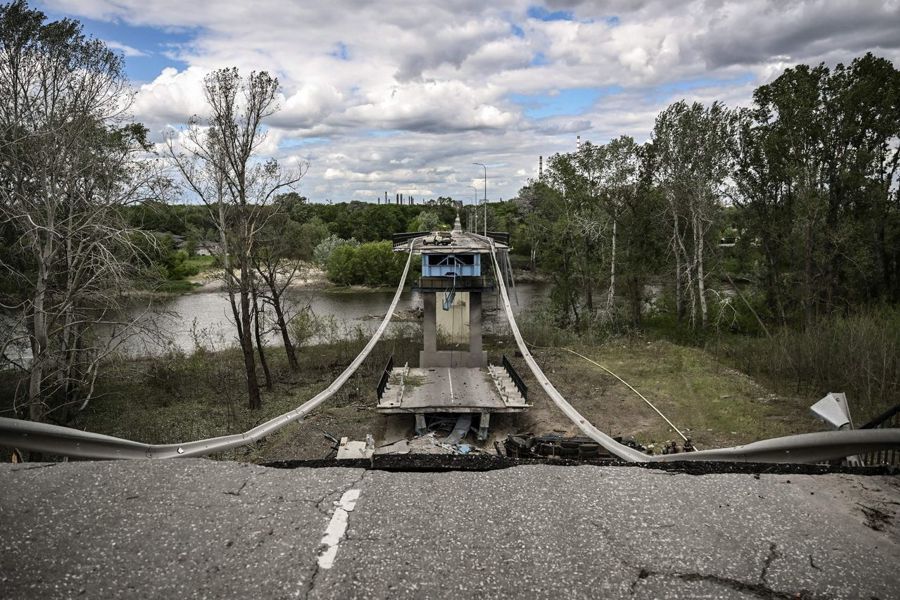 Cây cầu nối hai thành phố Lysychansk và Severodonetsk ở miền Đông Ukraine đã bị phá hủy hôm 13/6. Ảnh: AFP