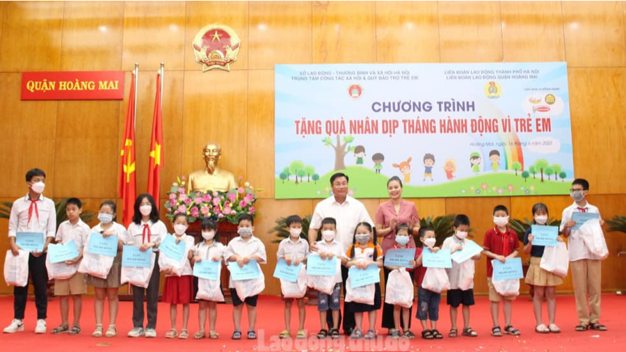 Bí thư Quận ủy, Chủ tịch HĐND quận Hoàng Mai Nguyễn Quang Hiếu  tặng quà cho các em học sinh có hoàn cảnh khó khăn. Ảnh LĐTĐ