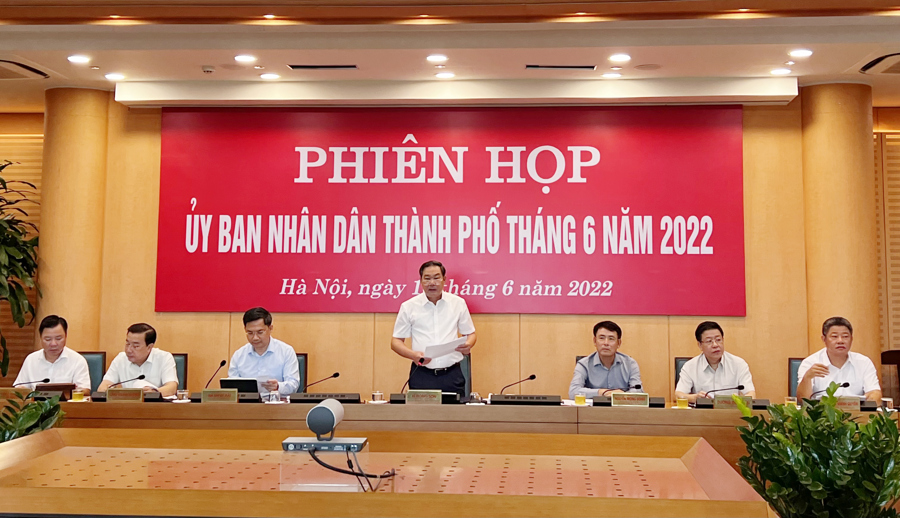 Phó Chủ tịch Thường trực phụ trách, điều hành UBND TP Lê Hồng Sơn chủ trì phiên họp thường kỳ tháng 6/2022 của UBND TP Hà Nội. 