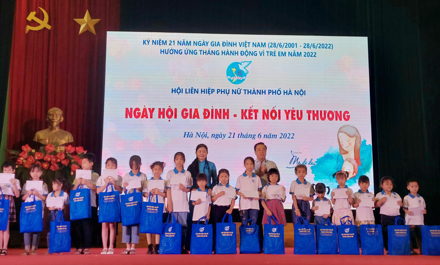Các đồng chí lãnh đạo TƯ và TP Hà Nội tặng quà cho các trẻ mồ côi. 