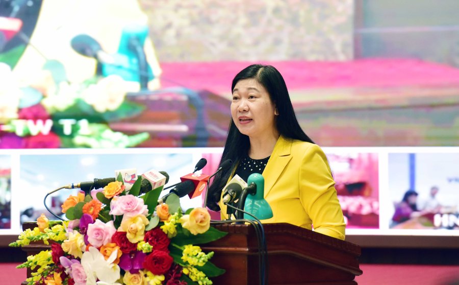 Chủ tịch Ủy ban MTTQ Việt Nam TP Hà Nội Nguyễn Lan Hương phát biểu tại hội nghị. Ảnh: Viết Thành