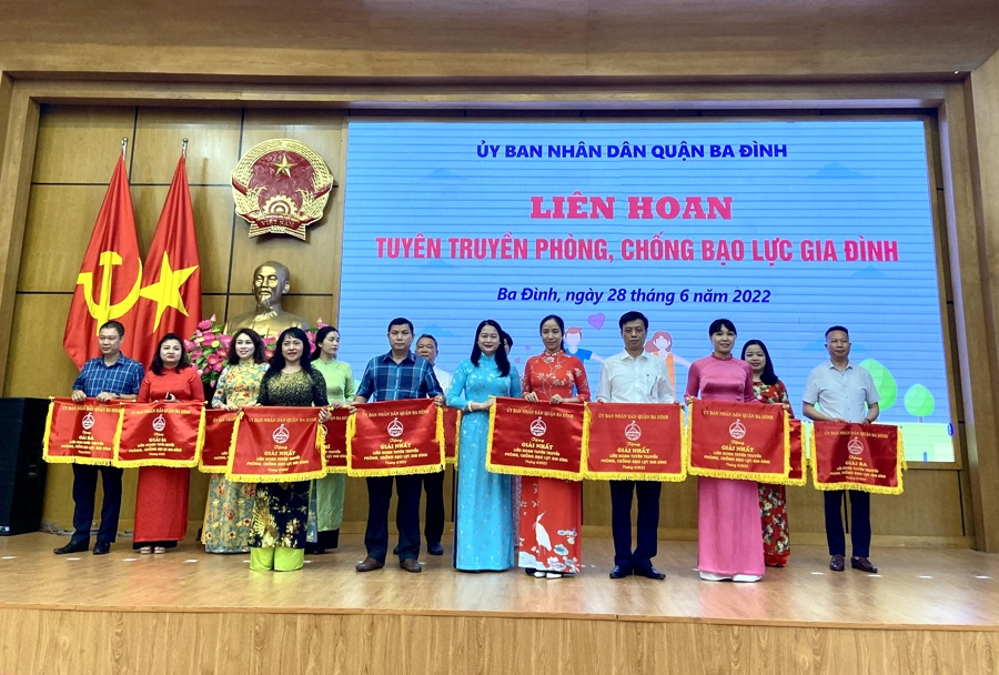 Lãnh đạo quận Ba Đình trao giải cho các đơn vị đạt giải trong Liên hoan tuyên truyền phòng, chống bạo lực gia đình. 
