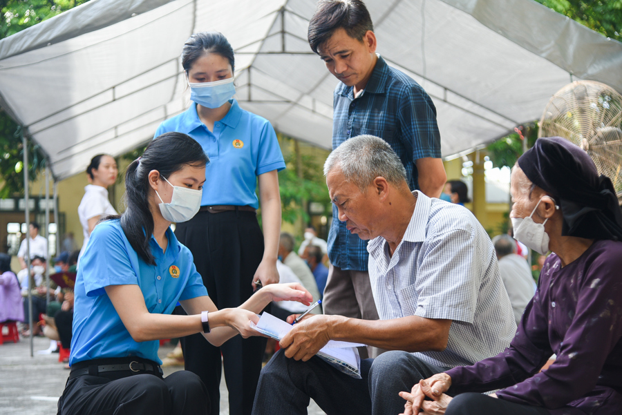 Thành đoàn Hà Nội phối hợp bệnh viện Thanh Nhàn đã tổ chức tư vấn sức khỏe, khám bệnh và phát thuốc miễn phí cho 600 người dân. Ảnh: Viết Niệm. 