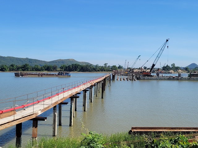 Cầu Hưng Đức bắc qua sông Lam dài hơn 4km, là công trình quan trọng trong dự án đường bộ cao tốc Bắc - Nam.