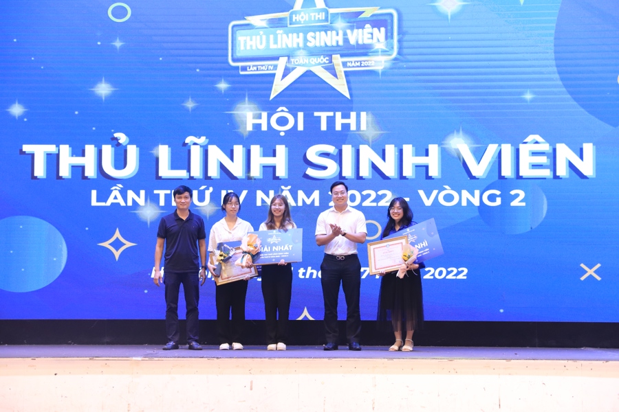 Phó Bí thư Thành đoàn Hà Nội Trần Quang Hưng - Chủ tịch Hội Sinh viên TP Hà Nội trao giải cho các sinh viên tại hội thi. 