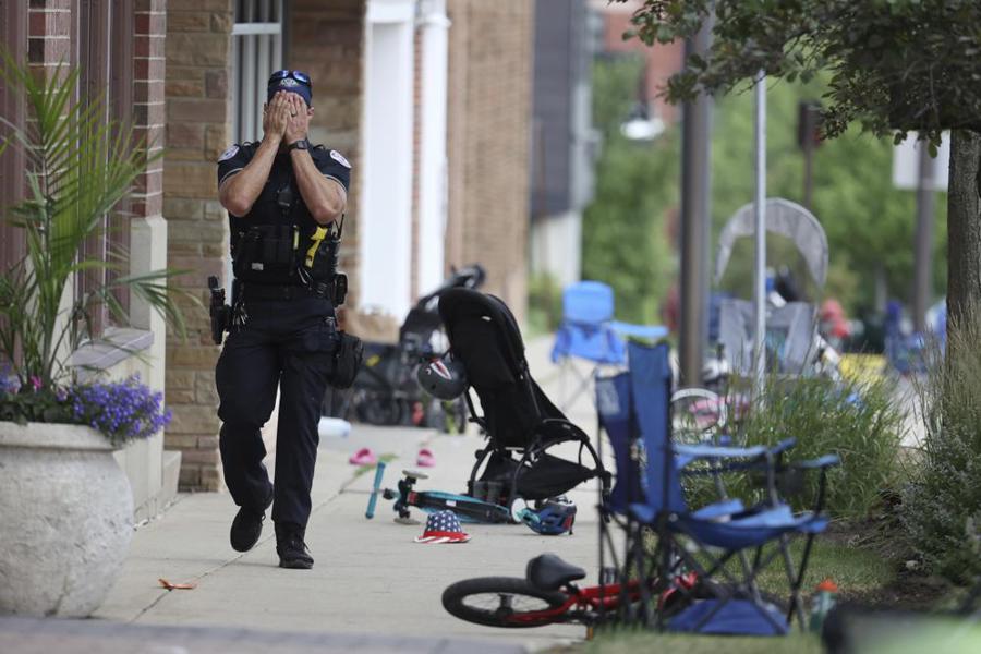 Một cảnh sát tại hiện trường vụ xả súng ở Highland Park vào sáng 4/7. Ảnh: AP