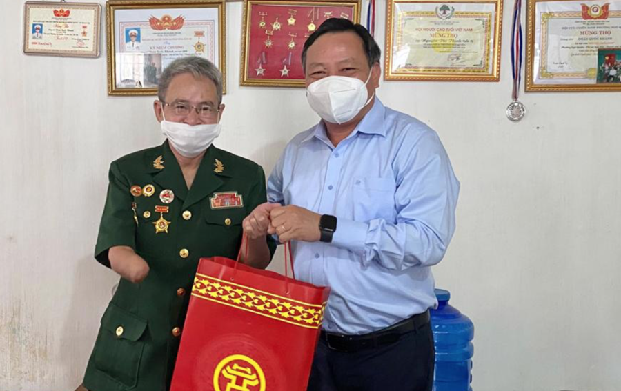 Phó Bí thư Thành ủy Hà Nội Nguyễn Văn Phong tặng quà cho thương binh Đoàn Quốc Khánh, thị Xã Sơn Tây.