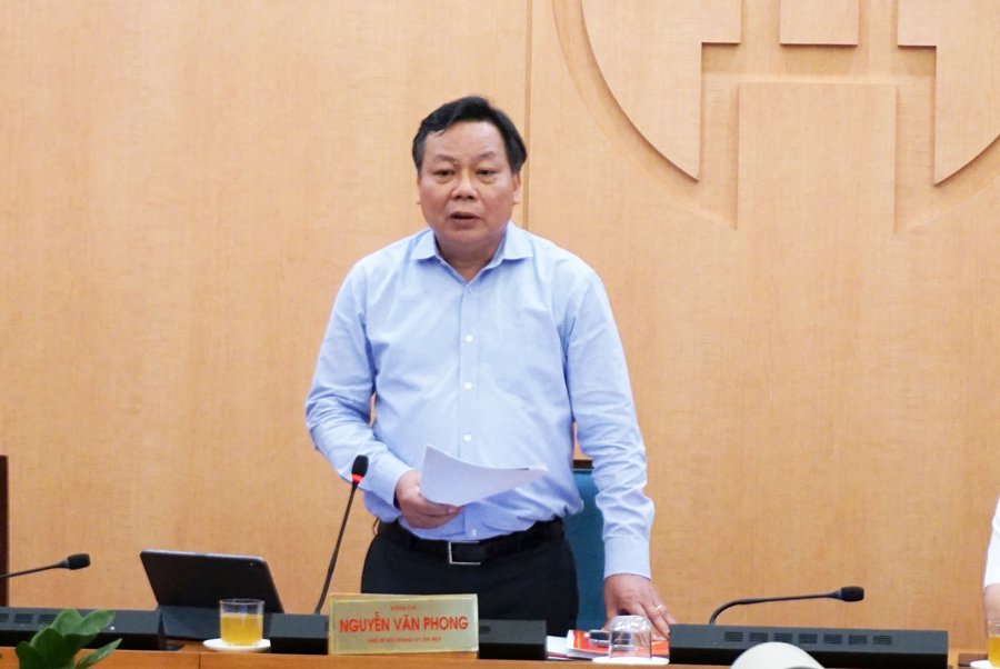 Phó Bí thư Thành ủy Nguyễn Văn Phong phát biểu chỉ đạo phiên họp. 