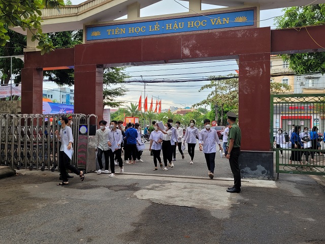 Ngay từ sáng sớm các thí sinh tỉnh Hà Tĩnh đã có mặt tại các điểm thi để tham dự Kỳ thi tốt nghiệp THPT năm 2022