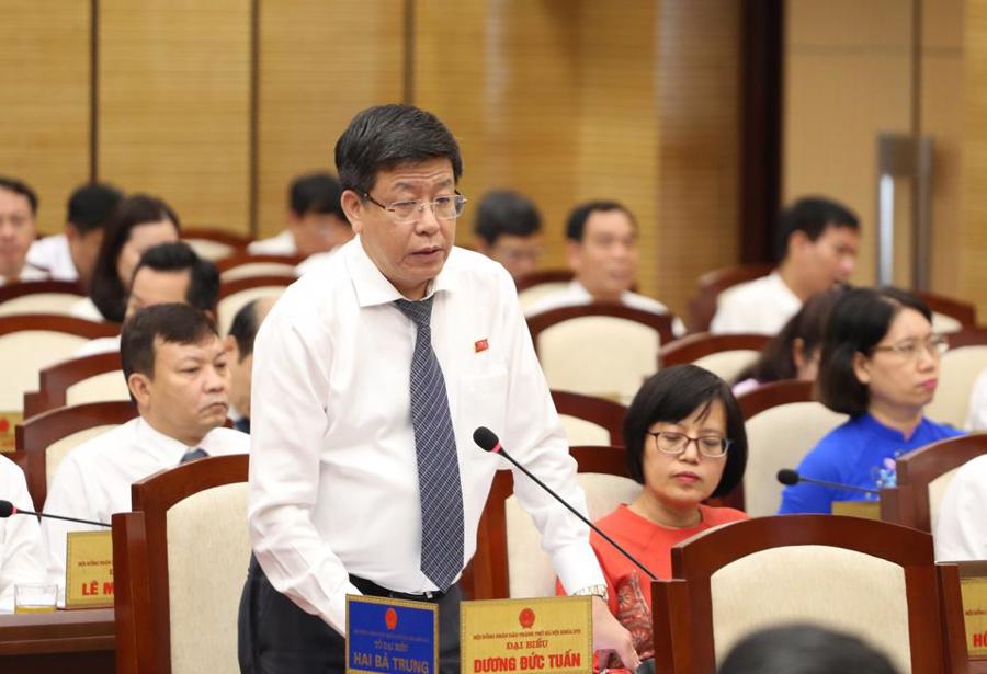 Phó Chủ tịch UBND TP Hà Nội Dương Đức Tuấn trả lời chất vấn. 