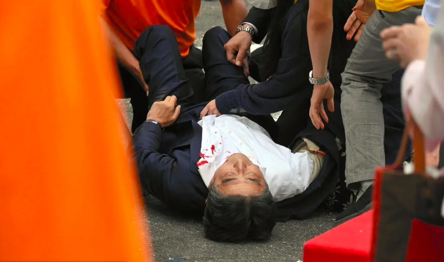 Cựu thủ tướng Nhật Bản Shinzo Abe nằm trên mặt đất sau khi bị bắn, trong khuôn khổ một chiến dịch tranh cử cho cuộc bầu cử Thượng viện ngày 10/7. Ảnh: Getty Image