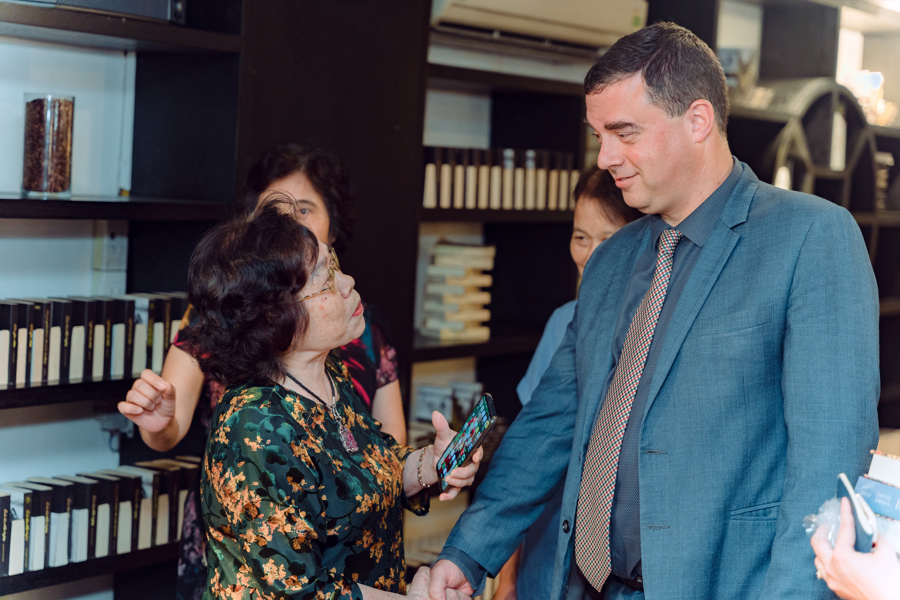 Đại sứ Israel tại Việt Nam Nadav Eshcar chia sẻ với độc giả tại Lễ ra mắt sách Lịch sử Israel: Câu chuyện về sinh hồi sinh của một dân tộc.