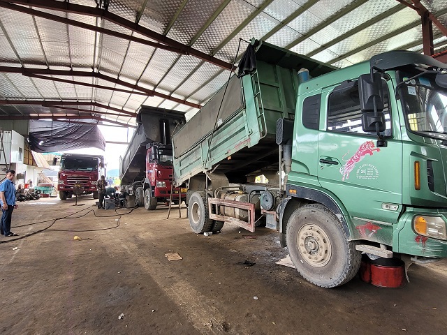Nhiều phương tiện vận tải được tập kết để tiến hành cắt bỏ thành thùng cơi nới