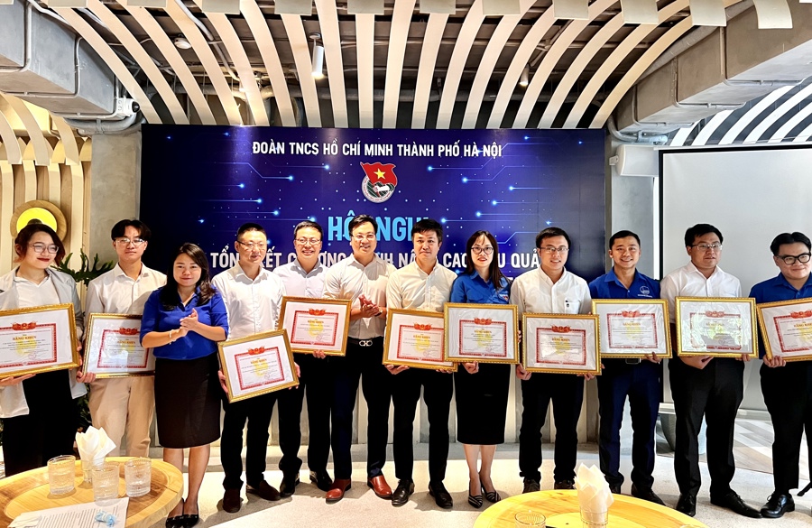Thành đoàn Hà Nội khen thưởng 19 tập thể có thành tích xuất sắc trong công tác triển khai các hoạt động của chương trình nâng cao hiệu quả thanh niên Thủ đô khởi nghiệp sáng tạo.