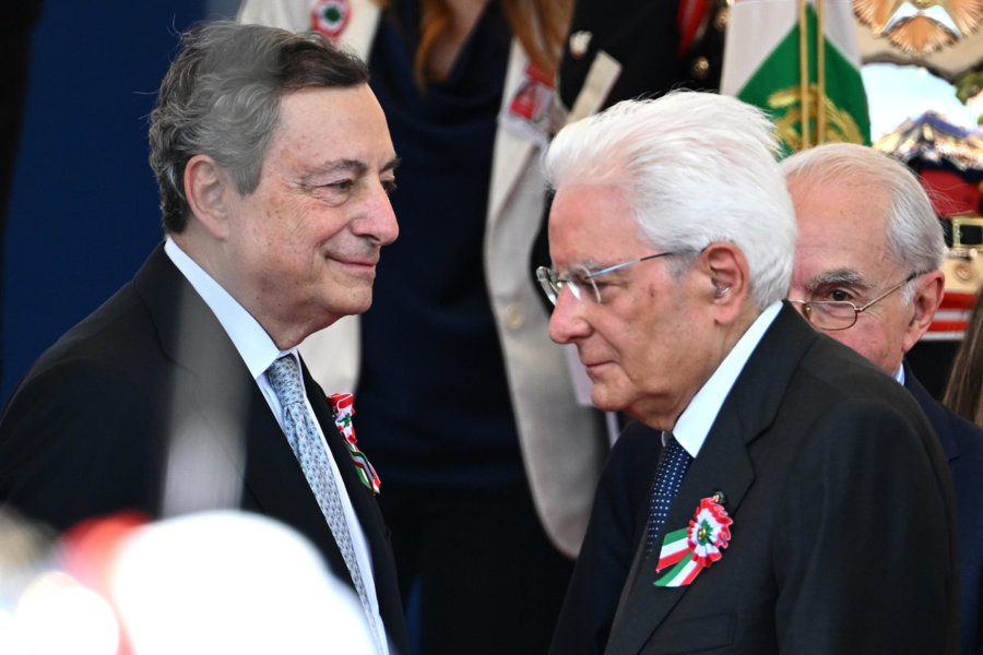 Tổng thống Sergio Mattarella (phải) và Thủ tướng Mario Draghi