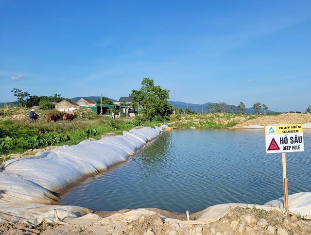 Nhiều hồ nước sâu cạnh các tuyến đường dân sinh ở xã Yên Hồ, huyện Đức Thọ đã được lắp đặt biển cảnh báo nguy hiểm.