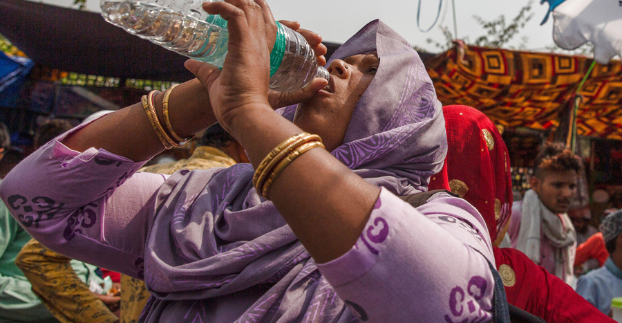Một người phụ nữ uống nước trong một ngày nắng nóng ở New Delhi, Ấn Độ, tháng 4/2022. Ảnh: Xinhua