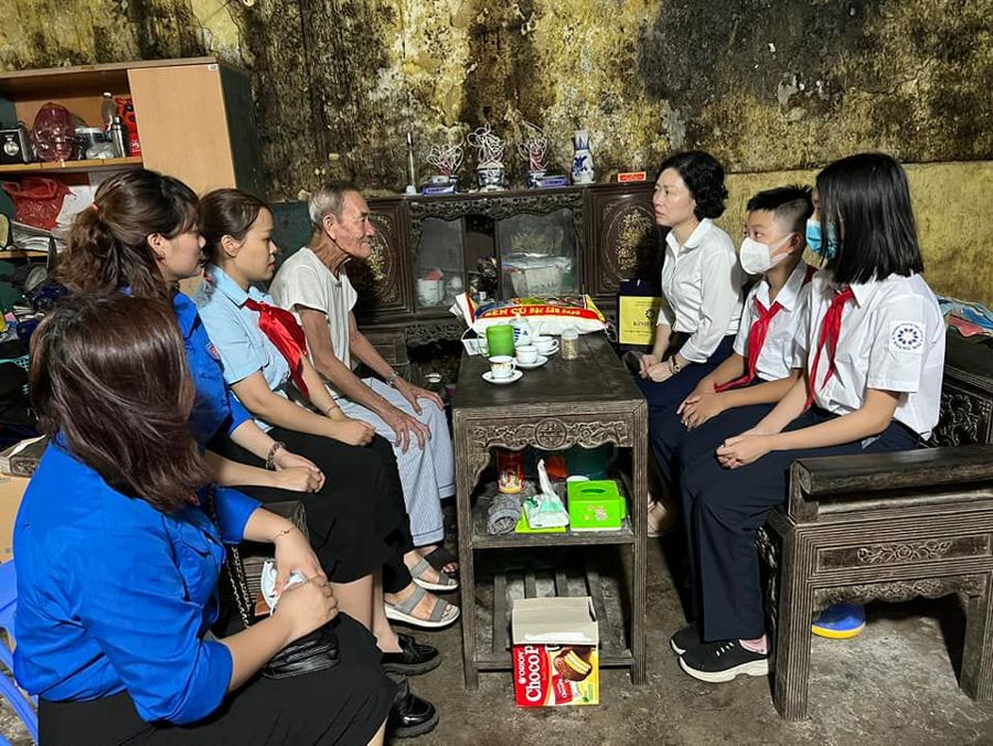 Đoàn giáo viên, học sinh trường THPT Hoàng Mai tới thăm, tặng quà thương binh Cao Bá Huyên. Ảnh HM