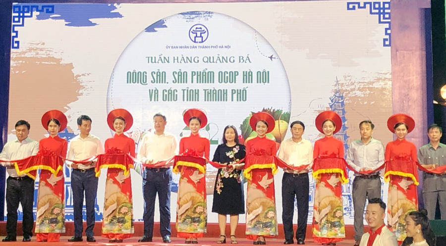 Phó Chủ tịch UBND TP Hà Nội Nguyễn Mạnh Quyền và các đại biểu cắt băng khai mạc chương trình
