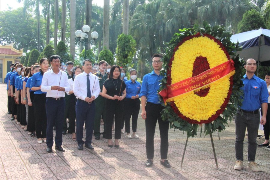 Đoàn đại biểu Đảng ủy Khối các cơ quan TP dâng hương tưởng nhớ các Anh hùng liệt sĩ tại Nghĩa trang liệt sĩ Nhổn. 