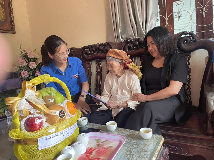 Đoàn đại biểu Đảng ủy Khối các cơ quan TP Hà Nội thăm hỏi, tặng quà cho Mẹ Việt Nam Anh hùng trên địa bàn huyện Hoài Đức. 