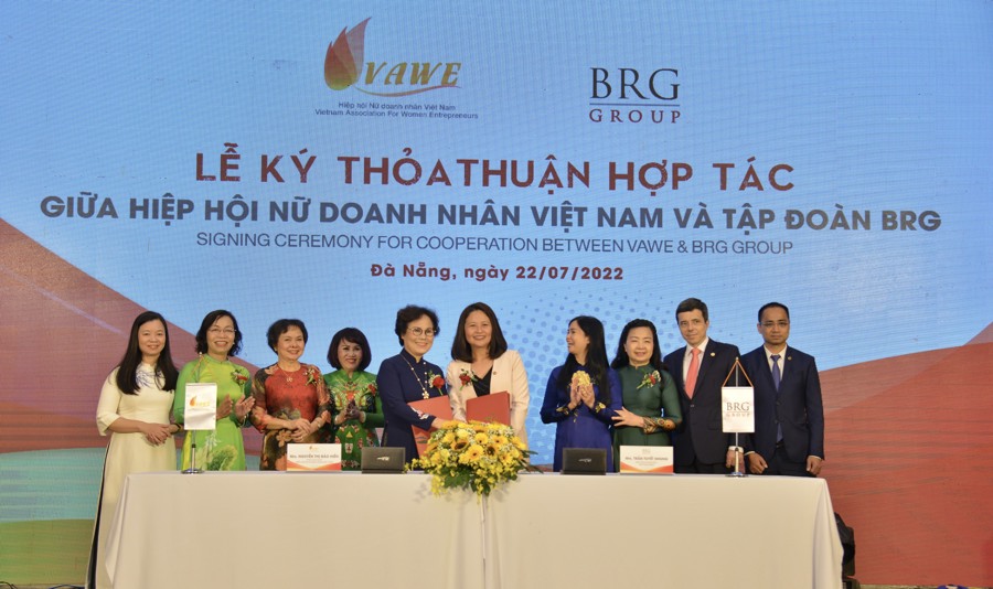 Lễ kí kết thỏa thuận hợp tác giữa Tập đoàn BRG và VAWE một lần nữa khẳng định quan điểm của Tập đoàn BRG trong việc đánh giá cao tầm quan trọng của các doanh nghiệp do nữ giới làm chủ.