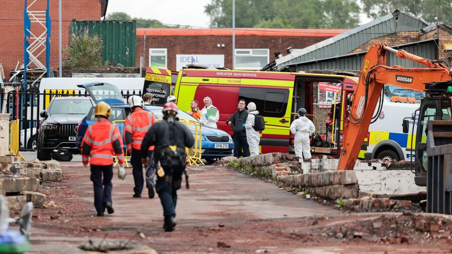 Cảnh sát và đội cứu hỏa có mặt tại hiện trường vụ cháy. Ảnh: Manchester Evening News