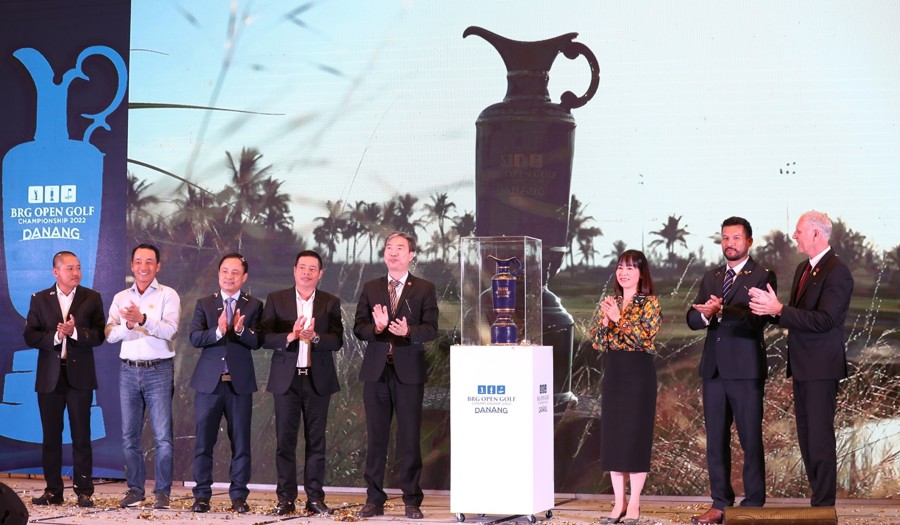 Ban tổ chức BRG Open Golf Championship Đà Nẵng 2022 chụp ảnh lưu niệm cùng chiếc cúp vô địch của giải đấu
