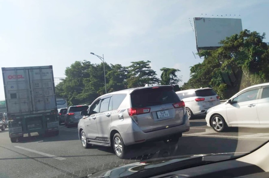 Điểm nối Quốc lộ 51 và cao tốc TP HỒ Chí Minh - Long Thành ùn ứ kẹt xe vào sáng ngày 26/7/2022
