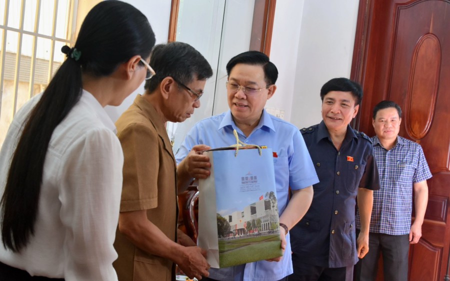 Chủ tịch Quốc hội Vương Đình Huệ và đoàn công tác đến thăm hỏi, tặng quà gia đình chính sách ở Quảng Ngãi.