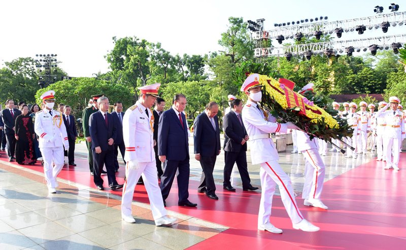 Các đồng chí lãnh đạo Đảng, Nhà nước đặt vòng hoa tưởng niệm các Anh hùng, Liệt sĩ tại Đài tưởng niệm các Anh hùng liệt sĩ.