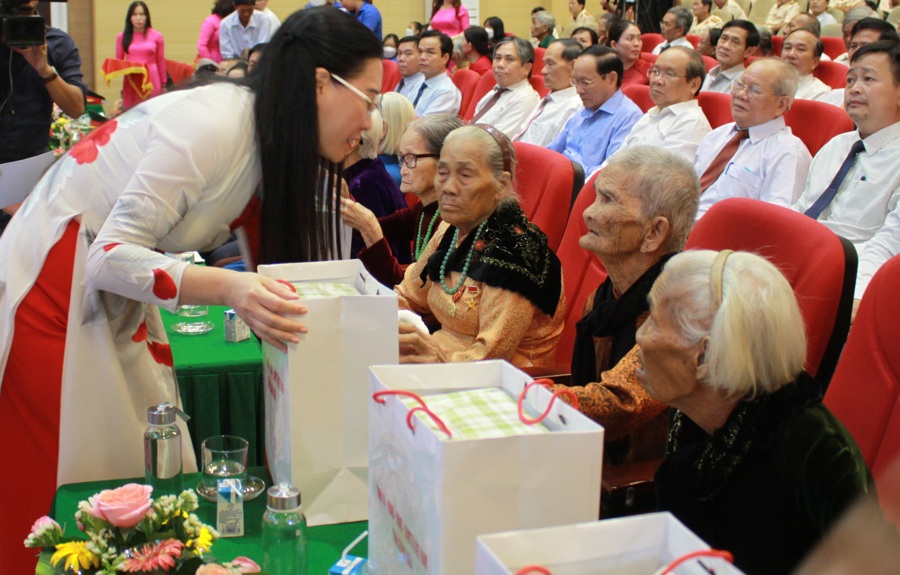 Bí thư Tỉnh ủy Quảng Ngãi Bùi Thị Quỳnh Vân tặng quà cho các Mẹ Việt Nam Anh hùng.