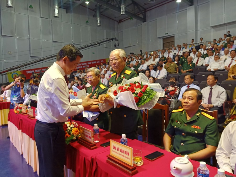 Ông Nguyễn Hồng Lĩnh - Bí thư tỉnh ủy Đồng Nai tặng hoa các thương binh nhân lễ kỷ niệm 75 năm Ngày thương binh Liệt sĩ