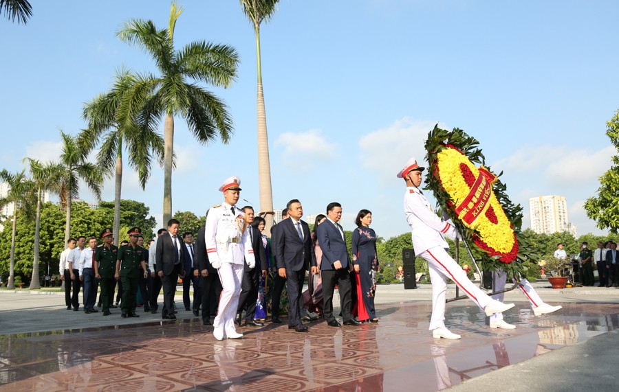 Lãnh đạo TP Hà Nội đến đặt vòng hoa, dâng hương kính viếng các Anh hùng liệt sĩ tại Nghĩa trang Mai Dịch. 