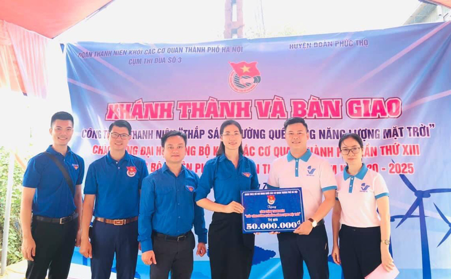 Đoàn Khối các cơ quan TP Hà Nội bàn giao và khánh thành công trình thanh niên "Thắp sáng đường quê bằng năng lượng mặt trời" tại huyện Phúc Thọ.