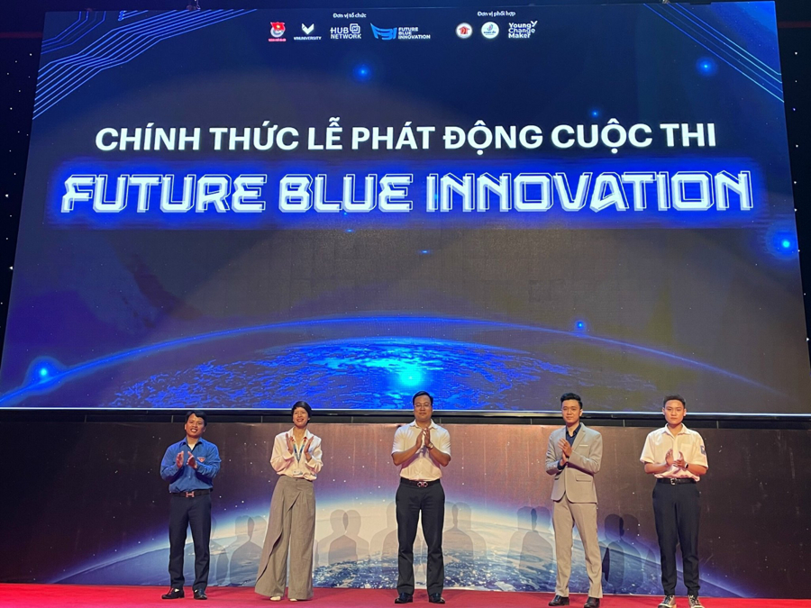 Các đại biểu phát động cuộc thi “Sáng tạo tương lai xanh - Future Blue Innovation 2022”.