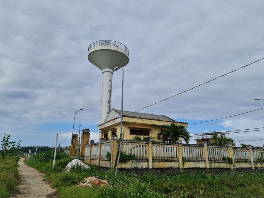Công trình nước sạch hơn 11 tỷ đồng ở khu tái định cư Đồng Bến Sứ (xã Tịnh Long, TP Quảng Ngãi) bỏ không nhiều năm liền.