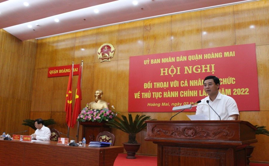 Chủ tịch UBND quận Hoàng Mai Nguyễn Minh Tâm phát biểu tại hội nghị đối thoại. Ảnh HM