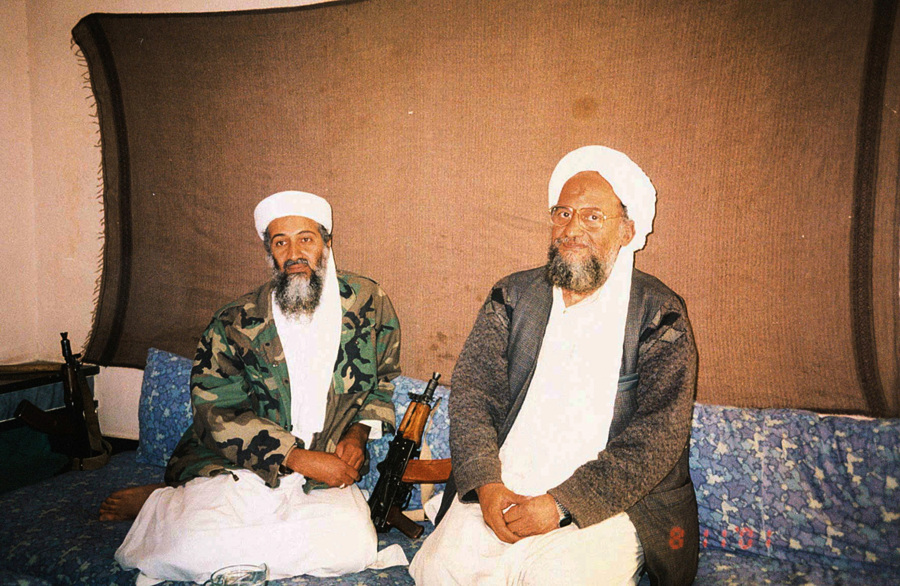 Ayman al-Zawahiri, trong vai trò cố vấn, ngồi cùng trùm khủng bố Osama bin Laden, vào tháng 11/2001. Ảnh: Reuters