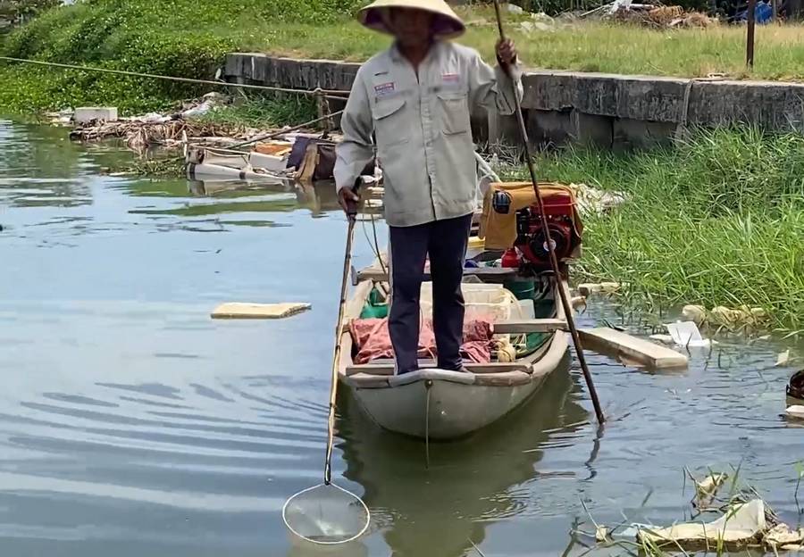 Đánh bắt cá bằng kích điện trên sông Phú Thọ.