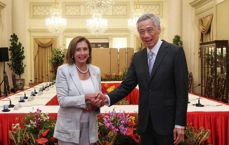 Chủ tịch Hạ viện Mỹ Nancy Pelosi bắt tay Thủ tướng Singapore Lý Hiển Long tại Singapore, ngày 1/8/2022. Ảnh: AP