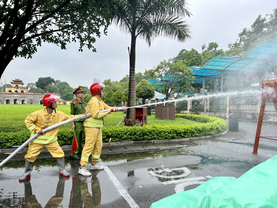 Một tình huống chữa cháy trong hội thao tại phường Điện Biên, quận Ba Đình. 