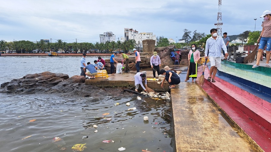 Các tình nguyện viên dọn rác trên khu vực biển phường Dương Đông, TP Phú Quốc.