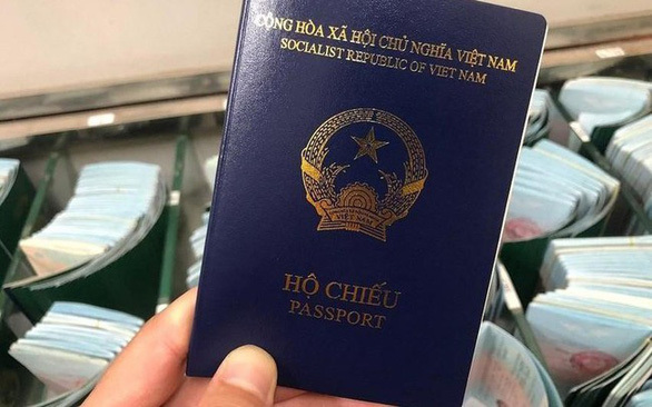 Hộ chiếu mới màu xanh tím than của Việt Nam. Ảnh: Cổng thông tin điện tử Chính phủ
